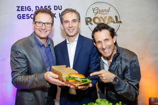 (v.l.) Gerhard Fuchs, Produktentwickler bei
McDonald's Österreich, Andreas Schmidlechner, Managing Director
McDonald's Österreich und Moderator Tom Walek