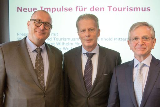 (C) photonews.at/Georges Schneider - Wien
08.01.2015 - Heute am Vormittag gab es im Wirtschaftsministerium ein
PG der Österreichischen Hotel- und Tourismusbank (ÖHT) zum Thema
'Impulse für den Tourismus' statt. PHOTO: Wirtschafts- und
Tourismusminister Reinhold Mitterlehner (M/ÖVP), der Vizepräsident
der Europäischen Investitionsbank (EIB), Wilhelm Molterer (R) und
der Geschäftsführer der Österreichischen Hotel- und Tourismusbank
(ÖHT), Wolfgang Kleemann (L).