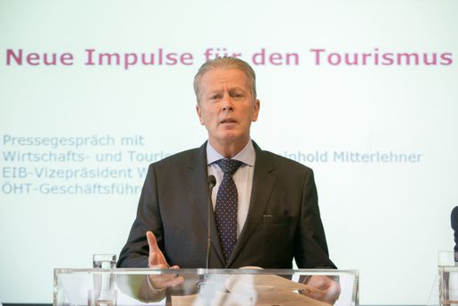 Vorschau Bild von (C) photonews.at/Georges Schneider - Wien
08.01.2015 - Heute am Vormittag gab es im Wirtschaftsministerium ein
PG der Österreichischen Hotel- und Tourismusbank (ÖHT) zum Thema
'Impulse für den Tourismus' statt. PHOTO: VK und Wirtschafts- und
Tourismusminister Reinhold Mitterlehner (M/ÖVP).