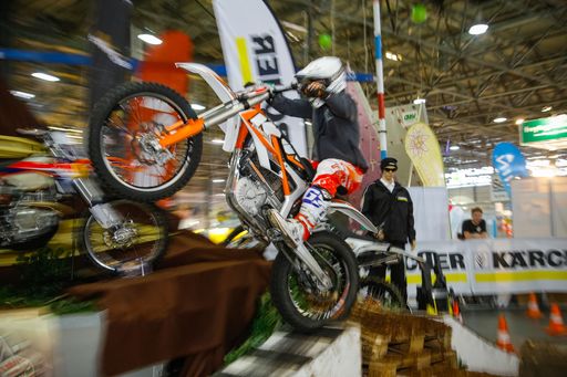 Enduro-Topfahrer Lars Enöckl auf der KTM E-Freeride!