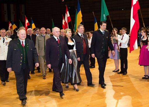  Einzug der Ehrengäste mit LK-Präsident Hermann
Schultes, LH Erwin Pröll, Bauernbunddirektorin Klaudia Tanner,
Landwirtschaftsminister Andrä Rupprechter und Ballobmann Stefan Jauk
(v.l.n.r.)