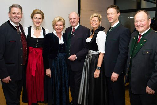Vorschau Bild von Minister Andrä Rupprechter, Ehefrau Christine,
„Hilfe im eigenen Land-„-Präs. Sissy Pröll, LH Erwin Pröll, Dir.
Klaudia Tanner, VP-Generalsekretär Gernot Blümel und LK-Präsident
und Bauernbundobmann Hermann Schultes (v.l.n.r.)
