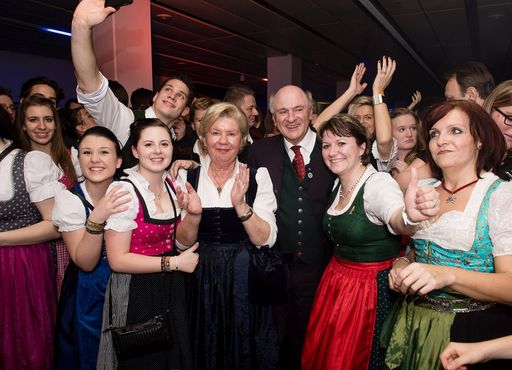Vorschau Bild von Gute Stimmung auch in der Radio NÖ Disco, die Sissy
und Erwin Pröll ebenfalls besuchten.