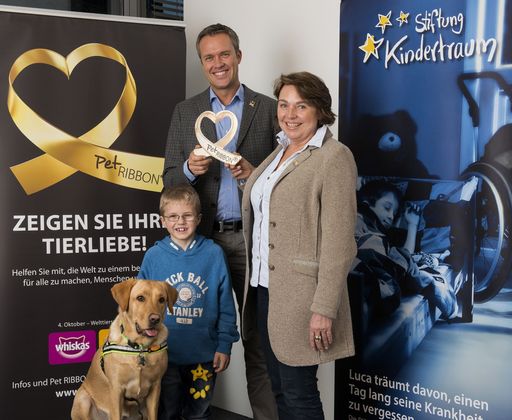 Christer Gavelstad, Geschäftsführer Mars Austria mit Gabriela
Gebhart, Geschäftsführerin Stiftung Kindertraum und dem 7-jährige
Julian mit Diabetikerwarnhündin Bella