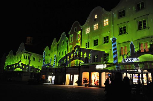 Der Fasching in Schärding hat heuer ein neues
Gesicht. Bei der Lichtspiele-Show vom 8.1. und bis 22.2. 2015, dreht
sich alles rund um die faszinierende Welt des Karnevals in Venedig.