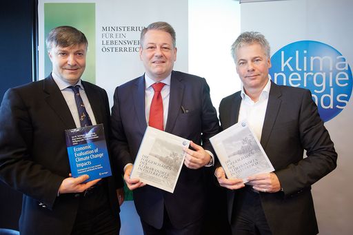 http://www.apa-fotoservice.at/galerie/6312 Im Bild
v.l.n.r. Karl Steininger, Studienautor und Professor an der
Karl-Franzens-Universität, Andrä Rupprechter, Bundesminister für
Land- und Forstwirtschaft, Umwelt und Wasserwirtschaft und Ingmar
Höbarth, Geschäftsführer Klima- und Energiefonds