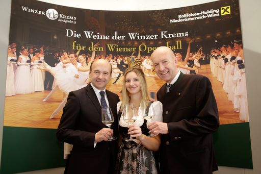 Vorschau Bild von Im Bild v.l.n.r.: Staatsoperndirektor Dominique
Meyer, Vize-Weinkönigin Stefanie Nagl und Winzer Krems
Geschäftsführer Dir. Franz Ehrenleitner
