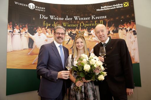 Vorschau Bild von Im Bild v.l.n.r.: Präsident Mag. Erwin Hameseder,
Obmann Raiffeisen-Holding NÖ Wien, Vize-Weinkönigin Stefanie Nagl
und Winzer Krems Geschäftsführer Dir. Franz Ehrenleitner