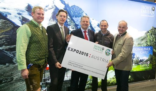  Bernhard Pichler (Osttirol Werbung GmbH),
Johannes Hörl (GD Großglockner Hochalpenstraßen AG), BM Andrä
Rupprechter, Wolfgang Urban (Dir. Nationalpark Hohe Tauern Salzburg)
und Christian Wörister (GF Ferienregion Nationalpark Hohe Tauern
GmbH) am Messestand der Ferien-Messe Wien.