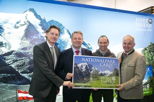 Vorschau Bild von Johannes Hörl (GD Großglockner Hochalpenstraßen
AG), BM Andrä Rupprechter, Wolfgang Urban (Dir. Nationalpark Hohe
Tauern Salzburg) und Christian Wörister (GF Ferienregion
Nationalpark Hohe Tauern GmbH) am Messestand der Ferien-Messe Wien.