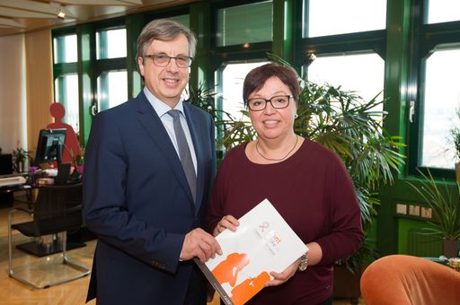 http://www.apa-fotoservice.at/galerie/6322 Im Bild
v.l.n.r.: Univ. Prof. Dr. Hellmut Samonigg (Präsident der OeGHO und
Initiator von "DON´T SMOKE") und Dr. Sabine Oberhauser, MAS
(Gesundheitsministerin).