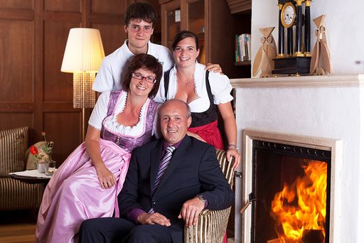  Die Hoteliers-Familie Klausner aus Hintertux im
Zillertal freut sich über die Auszeichnung zum TopHotel 2015 von
HolidayCheck. im Bild Frieda, Stefan, Magdalena und Martin