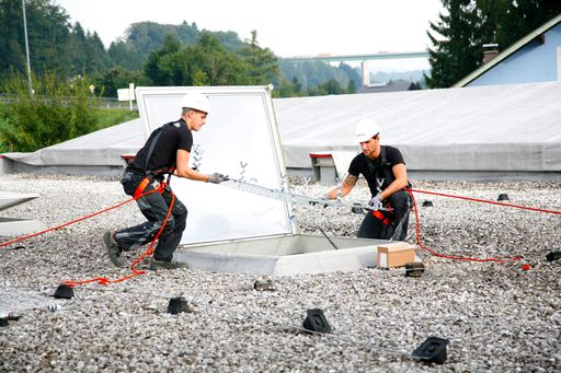 Absturzsicherung bei Arbeiten auf dem
Dach:Anbringen einer Lichtkuppelsicherung der INNOTECH®
Arbeitsschutz GmbH – am 29.1.2015 beim TÜV AUSTRIA
Absturzsicherungssymposium „Sicher auf dem Dach“ © INNOTECH®
Arbeitsschutz GmbH.