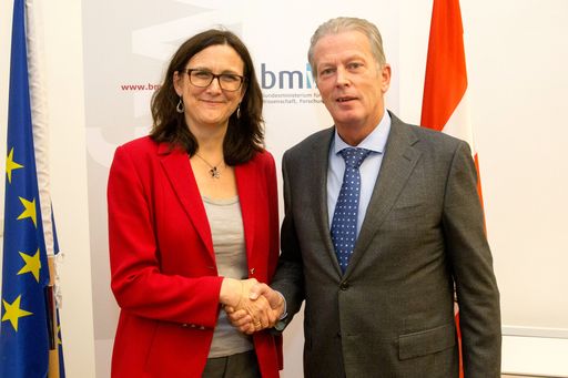 (C) photonews.at/Georges Schneider - Wien
20.01.2015 - Heute traf die EU-Handelskommissarin Cecilia Malmström
in Wien zu einem Gespräch mit Vizekanzler, Wirtschaftsminister
Mitterlehner zu einem Arbeitsgespräch zusammen. PHOTO: Vizekanzler
Reinhold Mitterlehner (ÖVP) begrüsst EU-Handelskommissarin Cecilia
Malmström (L) im Wirtschaftsministerium.