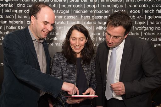 http://www.apa-fotoservice.at/galerie/6317 Im Bild
v.l.n.r.: David Röthler, Meral Akin-Hecke, Digital Champion und Dr.
Johannes Kopf, AMS Vorstandsmitglied.