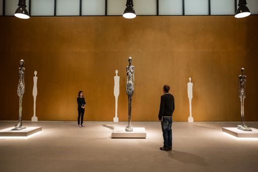 Einblick in die Ausstellung "Alberto Giacometti.
Pionier der Moderne" des Leopold Museum. Ausstellungsarchitektur:
Weinhäupl ZT GmbH; Skulpturen: © Alberto Giacometti
Estate/Bildrecht, Wien 2015