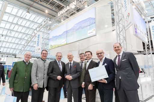  http://www.apa-fotoservice.at/galerie/6352 Im
Bild v.l.n.r.: Herr Eichinger, Landtagsabgeordneter Alexander Nerat,
Präsident des LT KR Viktor Sigl, Botschafter v. Ungarn DR. János
Perényi, GR Eichener Stadt Linz, CEO Reed Messe Martin Roy,
Spartenobmann d. Sparte Tourismus Robert Selber, Direktor des
Ungarischen Tourismusamtes Wien Balázs Kovács