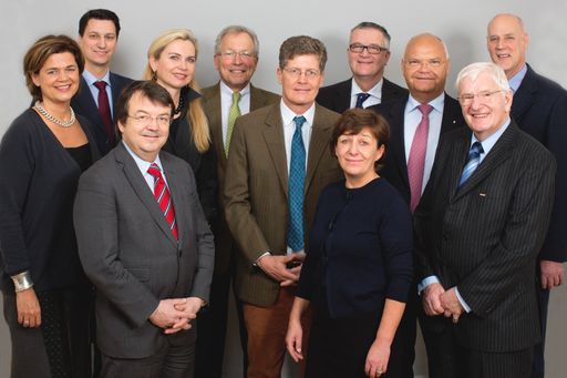  Der neue Vorstand des Vereins (v. l. n. r.):
Mag. Bettina Glatz-Kremsner, Mag. Robert Pichler, Mag. Wilhelm
Klinger, Sylvia M. Sedlnitzky, Dr. Ferry Maier, Karl Hohenlohe, Mag.
Sabine Flöcklmüller, Dr. Stephan Mikinovic, Prof. Harry Kopietz, KR
Johann Schenner, Dr. Michael Blass Abwesend: Mag. Marcus Winkler,
Wolfgang M. Rosam