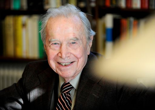Otto Schönherr, langjähriger Chefredakteur der
Austria Presse Agentur, während eines Interviews mit der APA am
Freitag, 24. Februar 2012, in Wien. Otto Schönherr ist am Freitag,
23. Jänner 2015, im 93. Lebensjahr verstorben. (ARCHIVBILD VOM
24.2.2012)