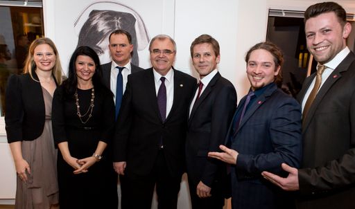 Vorschau Bild von 3 der 5 Partner der Kanzlei Jarolim Flitsch mit den
beiden Bundesministern Brandstetter und Ostermayer sowie den
Initatioren des Kunstpreises "Roter Teppich" bei den
Kanzleifeierlichkeiten