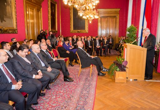 Vorschau Bild von Univ.-Prof. Mag. DDr. Oliver Rathkolb, Professor
für Zeitgeschichte an der Universität Wien, würdigte in seiner
Laudatio die Arbeit von OFID und deren übergeordnetes Ziel, die
weltweite Armut zu lindern.