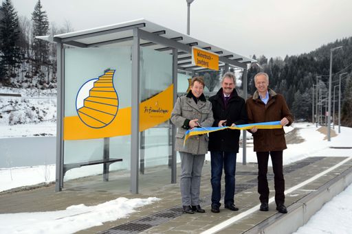 Verkehrslandesrat Karl Wilfing und NÖVOG
Geschäftsführer Gerhard Stindl zeigen sich erfreut über die
Neuerrichtung der Wartehäuschen entlang der Mariazellerbahn. Im Bild
bei der Eröffnung des Wartestellenhäuschens in Wienerbruck mit
Bürgermeisterin Petra Zeh. (© NÖVOG / Berger )