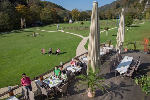 Vorschau Bild von Blick auf die Terrasse und den Spiritpark des Seminar- und
Eventhotels Krainerhütte