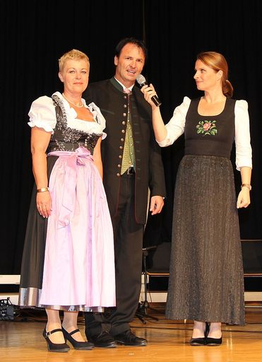  Vlnr: Die Organisatoren der Gala – Silvia
Kneissl-Aichinger, Präsidentin des Vereins „Ein Platz im Leben und
Finanzvorstand Christian Kneissl im Gespräch mit Barbara Stöckl, ORF