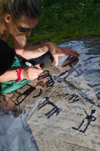  Im norditalienischen Tal Valcamonica haben Menschen
prähistorischer Kulturen Bilder, sogenannte Pitoti, in den Fels
gemeißelt. Die meist Jahrtausende alten Darstellungen von Menschen,
Gegenständen und abstrakten Mustern sind jedoch nur schwer
zugänglich - und verletzlich. Das EU-Projekt 3D-Pitoti erfasst den
Stand der mehr als 50.000 Gravuren macht diese mit moderner
Medientechnik für ein breites Publikum zugänglich. Der Einsatz von
3D-Kameras, Drohnen und neuen Analysemethoden erleichtert zudem
ArchäologInnen ihre Arbeit.