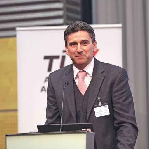 DI Herbert Hasenbichler, Landesstelle für
Brandverhütung – Steiermark, spricht über OIB - Richtlinien 2014 und
ihre Auswirkungen auf die Bauordnungen der Bundesländer beim TÜV
AUSTRIA Brandschutztag am 17.3.2015.