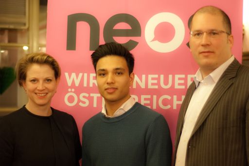 NEOS Landessprecherin Beate Meinl-Reisinger mit den
ersten Spitzennkandidaten für die Bezirksratswahlen: Yannick Shetty,
8. Bezirk, und Gregor Raidl, 1. Bezirk.