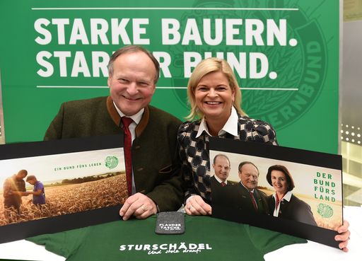  NÖ Bauernbundobmann Hermann Schultes und Direktorin
Klaudia Tanner mit Wahlwerbemittel.