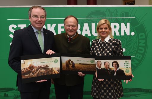 Vorschau Bild von „Ein Bund fürs Land“: Agrar-Landesrat Stephan
Pernkopf, NÖ Bauernbundobmann Hermann Schultes und
Bauernbunddirektorin Klaudia Tanner mit Wahlsujets.