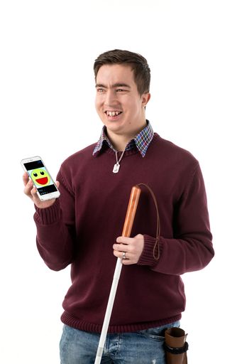 Vorschau Bild von Bild von App-Betreiber Ferdinand Grebenz mit App- Logo am
Smartphone und mit Blindenstock