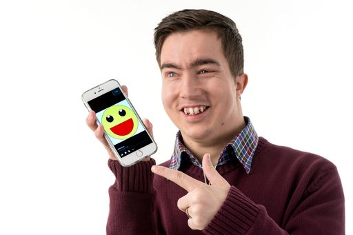 Vorschau Bild von Portrait von App-Betreiber Ferdinand Grebenz mit App- Logo auf
dem Smartphone