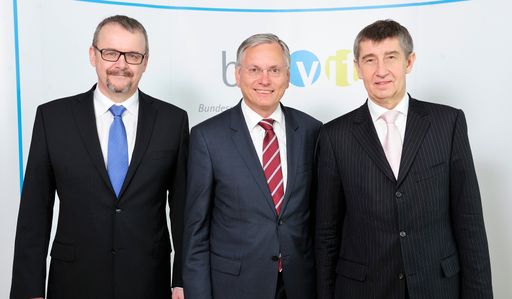 Bilaterale Gespräche mit Vertretern der Republik
Tschechien. Im Bild: Bundesminister Alois Stöger (Mitte) mit dem
tschechischen Vizepremierminister und Finanzminister Andrej Babis
(r.) und dem tschechischen Verkehrsminister Dan Tok (l.).