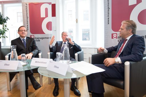  http://www.apa-fotoservice.at/galerie/6400 Im
Rahmen der mc-Veranstaltugsreihe "Ofner&Ofner" am Donnerstag, 12.
Februar 2015, sprach Vizekanzler und BM Dr. Reinhold Mitterlehner
mit den mc-Mitgliedern und Gästen über die Zukunft des
Wirtschaftsstandortes Österreich. Die Gastgeber Dr. Günther Ofner
und KommR DDr. Anton Ofner moderierten, flankierten und
hinterfragten die Aussagen unseres Gastes kritisch.