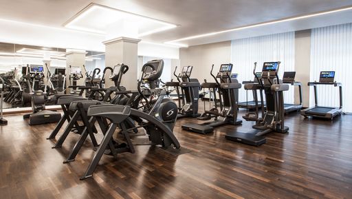 Vorschau Bild von Frank Langer, Clubmanager: "Equipment alleine reicht schon lange
nicht mehr aus. Wir bieten ein Gesamtpaket bestehend aus
Top-Ausstattung, persönlicher Trainingsbetreuung und Atmosphäre."
Dunkelbraunes Eichenparkett, Stucksäulen und ein eigens entwickeltes
Lichtkonzept sorgen dabei für stimmungsvolles Ambiente beim
Training.