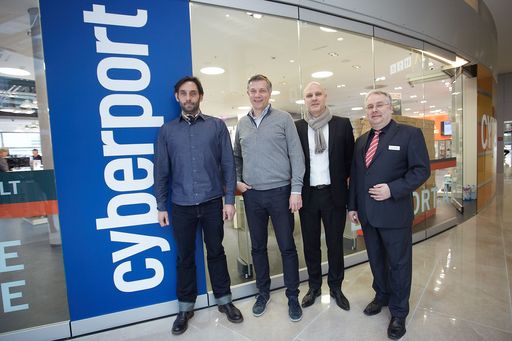 http://www.apa-fotoservice.at/galerie/6402 Im Bild
v.l.n.r. Carsten Diekmann, Abteilungsleiter Cyberport Web,
E-Commerce & Mobile, Gerhard Poppenberger, Regionalmanager Süd,
Jeremy Glück, Geschäftsführer Cyberport Marketing, Stores, Webshop
und Vertrieb und Dirk Henckel, Abteilungsleiter Cyberport Stores