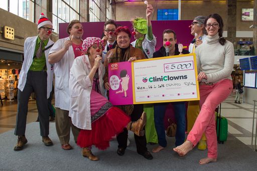 Scheckübergabe von ESKIMO an die CliniClowns