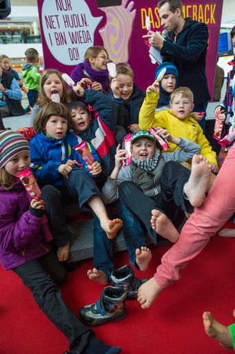 Vorschau Bild von Junge Eisfans mit puls4 Moderator Chris Stephan beim Plattfuß
Barfuß Flashmob