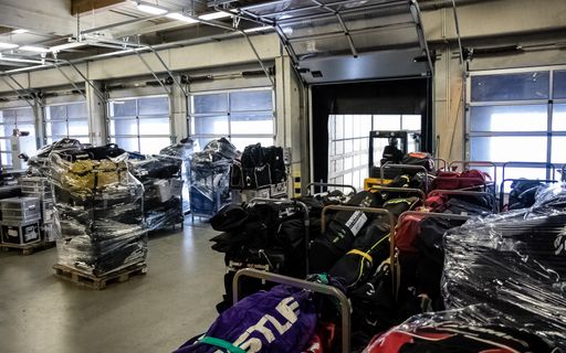 Vorschau Bild von Verladung von Weltcup-Ausrüstung im DB
Schenker-Logistikzentrum