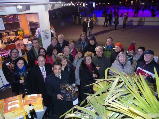 Die Radio-Wien Gewinner beim Champagnerempfang
des Flemings Deluxe Hotel Wien-City vor der exklusiven Fahrt am City
Skyliner