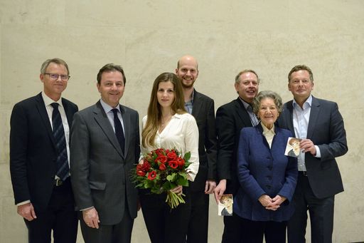 http://www.apa-fotoservice.at/galerie/6404 Im Bild
v.li.n.re: Dr. Franz Smola (Museologischer Direktor interim. des
Leopold Museum) Dipl.-Ing. Nikolaus Berlakovich; Mag. Birgit
Summerauer (Ausstellungskuratorin Leopold Museum); MMag. Stephan
Pumberger (Ausstellungskurator Egon Schiele-Dokumentationszentrum
Leopold Museum); RA Dr. Andreas Nödl (Vorstand, Leopold
Museum-Privatstiftung); Elisabeth Leopold (Vorstand Leopold
Museum-Privatstiftung); Mag. Peter Weinhäupl )Managing Director
Leopold Museum)