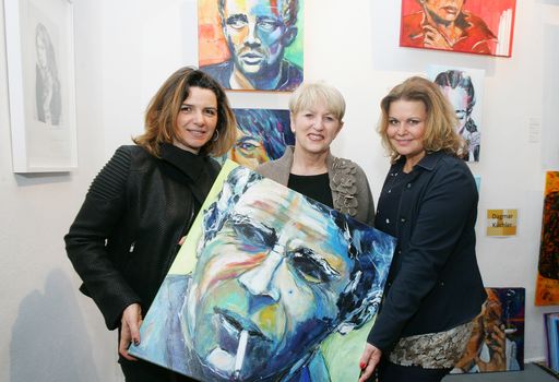  http://www.apa-fotoservice.at/galerie/6445 Im Bild
v.l.n.r.: Sylvia Tuczka, Metropolitain Art Club (Vorstand), Maria
Rauch-Kallat, Ehrenschutz über die MAF und Ursula Tuczka,
Metropolitain Art Club (Vorstand, Gründerin) bei der Eröffnung der
MAF