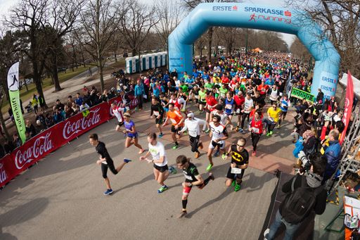 Vorschau Bild von Laufen hilft - Österreichs Laufopening startet mit
über 3.500 Sportbegeisterten und insgesamt 15.000 Euro Spenden für
die St. Anna Kinderkrebsforschung und das neunerhaus.
