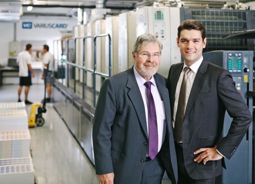  Frank und Michael Dorner vor der neuen MAN Roland
UV-Offset-Druckmaschine
