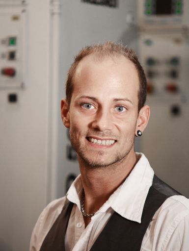 Vorschau Bild von Martin Horvath vor der neuen MAN Roland UV-Offset-Druckmaschine