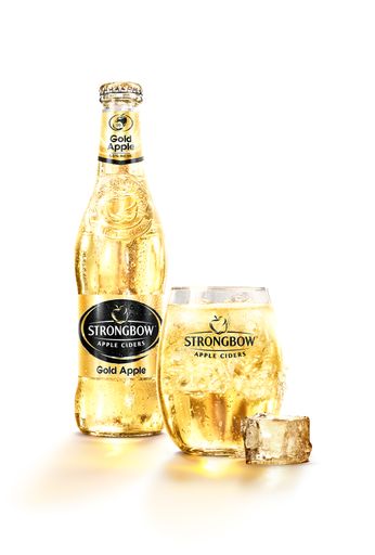 Vorschau Bild von Brau Union Österreich startet im April mit drei
neuen Sorten der Cider-Marke Strongbow: die fruchtigste Erfrischung,
seit es Äpfel gibt. Hier: Strongbow Gold Apple.