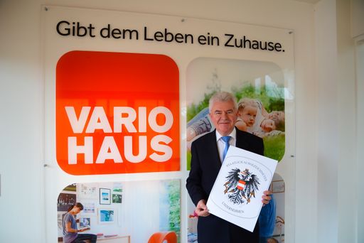 Vorschau Bild von Die Kriterien für den Erhalt des Staatswappens sind streng: Es
wird nur an jene Unternehmen verliehen, die außergewöhnliche
Leistungen für die österreichische Wirtschaft erbracht haben.
Außerdem müssen sie im betreffenden Wirtschaftszweig (bundesweit)
eine führende und allgemein geachtete Stellung einnehmen. Mit seiner
über 30-jährigen Firmengeschichte als etabliertes
Familienunternehmen verbunden mit einer bedeutenden Innovationskraft
hat VARIO-BAU diese Kriterien eindrucksvoll erfüllt. Dazu kommen
eine Exportquote von 20 Prozent, Bestnoten von Arbeiterkammer und
Wirtschaftskammer sowie eine von Creditreform bestätigte
ausgezeichnete Bonität.